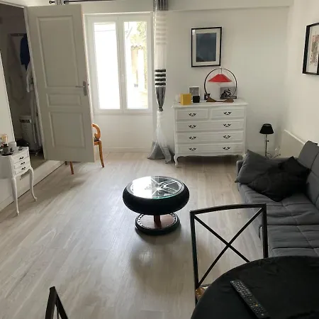 Escapade Provencale * مونتاينا